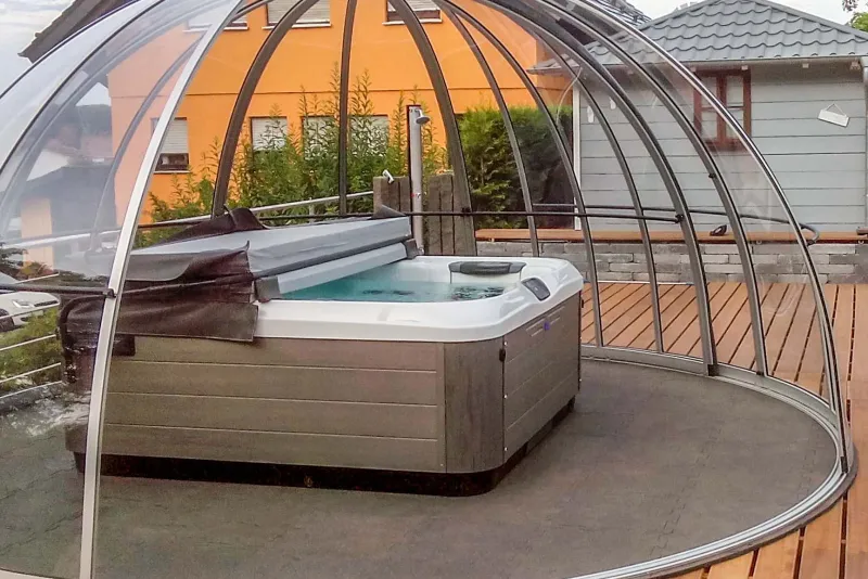 A hot tub in the garden is a great thing. With a sliding glass Iglo, the bathing season can be extended well into the cooler months of the year. The hot tub stands on water-permeable pool slabs from WARCO.