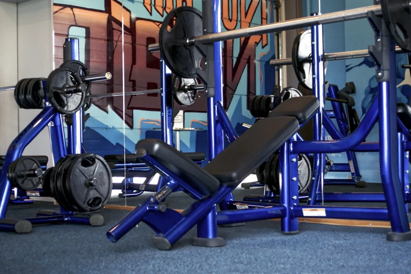 The fitness floor protection mats from WARCO dampen equipment vibrations and impact noise that can occur in the gym when training on the incline bench. Here, the incline benches stand on WARCO floor protection mats in a modern, blue colour design.