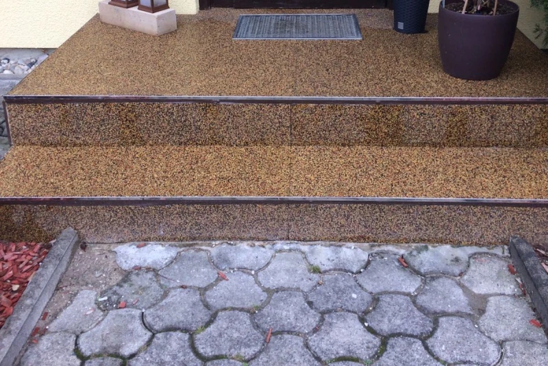 The entrance area to a detached house was partially refurbished. The stairs and landing have already been covered with WARCO flooring in the terracotta colour design. The path to the house still consists of concrete paving.
