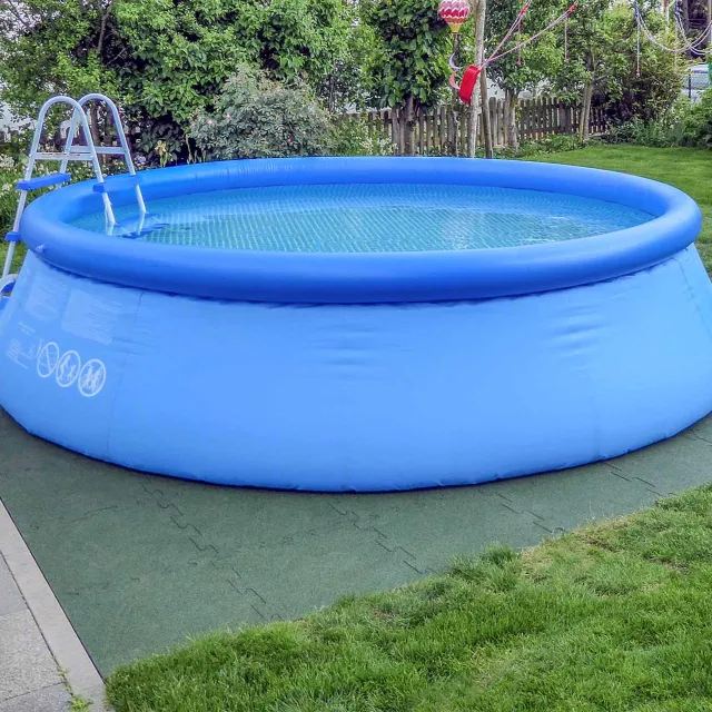 With a Quick Up Pool, you can bring the fun of swimming into your own garden quickly and cheaply. WARCO elastic pool panels are recommended as a safe floor for the Quick Up Pool.