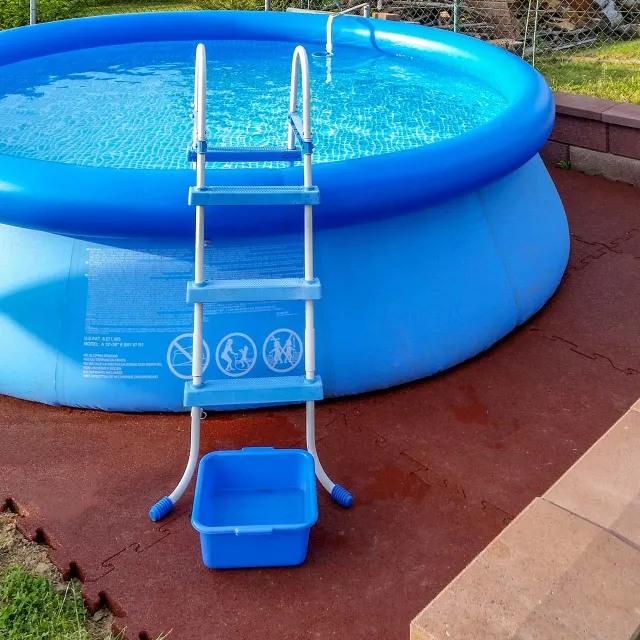 A Quick Up Pool stands permanently and cleanly on a base of water-permeable pool tiles from WARCO. Outside of the swimming season, the surface can be used as a terrace.