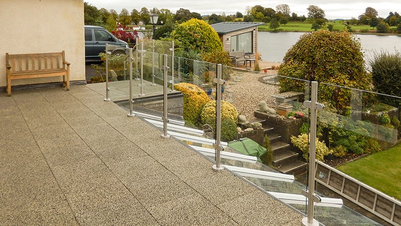 This image shows a spacious balcony fitted with WARCO flooring. The non-slip, weatherproof surface is ideal for outdoor spaces, offering both comfort and safety. The elastic tiles are easy to install, frost-resistant, and add an attractive appearance. A glass balustrade overlooking a body of water is visible in the background, but the main focus is on the high-quality WARCO floor, providing a long-lasting and practical solution for balconies.