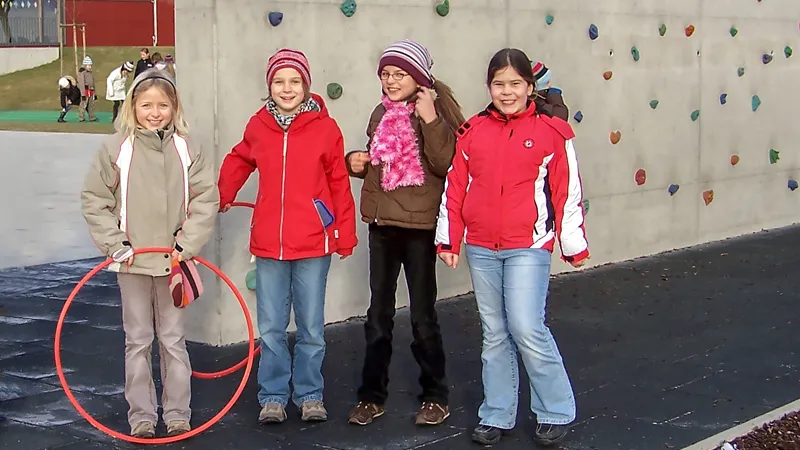 With fall protection slabs from WARCO, you can have a good laugh. These four cheerful girls are standing in front of a solidly built, free-standing climbing wall in the school playground. The fall protection slabs provide the prescribed fall protection on the children's playground in accordance with EN 1176.
