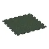 Dog floor tile von WARCO im Farbdesign English Lawn mit den Abmessungen 1000 x 1000 x 18 mm. Produktfoto von Artikel 3928 in der Aufsicht von schräg vorne.