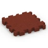 Interlocking playground safety tile von WARCO im Farbdesign Brick red mit den Abmessungen 50 x 50 x 6 cm | 0,25 m². Produktfoto von Artikel 6310 in der Aufsicht von schräg vorne.