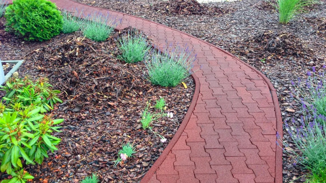 Beispielhafte Verlegung für den Artikel 4460 von WARCO - Rubber H-block paving, Farbton Brick red in der Abmessung 200 x 165 x 43 mm.