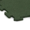 Detailaufnahme der Randausprägung von WARCO-Produkt 3913, Dog floor tile, Format 500 x 500 x 18 mm, Farbe Grass green.