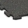 Detailaufnahme der Randausprägung von WARCO-Produkt 0300, Pool Surround Tile, Format 1000 x 1000 x 18 mm, Farbe Dark Grey Granite.