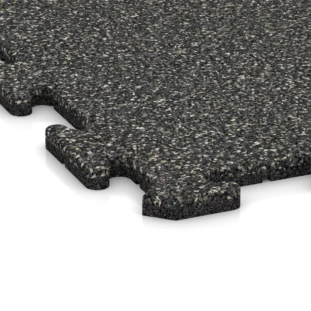 Detailaufnahme der Randausprägung von WARCO-Produkt 0300, Pool Surround Tile, Format 1000 x 1000 x 18 mm, Farbe Dark Grey Granite.