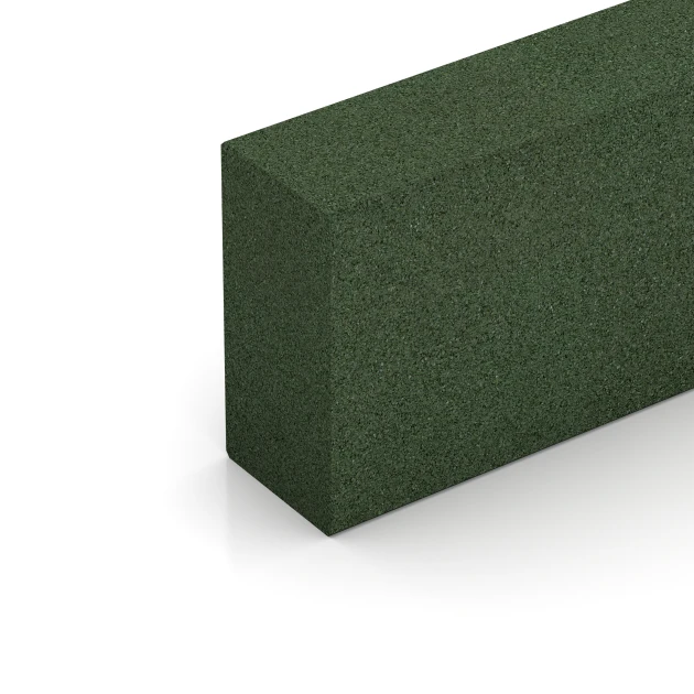 Detailaufnahme der Randausprägung von WARCO-Produkt 7030, Rubber granulate block step, Format 100 x 30 x 15 cm, Farbe Grass green.