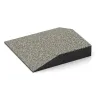 Detailaufnahme der Randausprägung von WARCO-Produkt 3830, Corner tile (two chamfered sides), Format 500 x 500 x 100 mm, Farbe Light Granite.