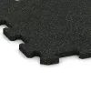 Detailaufnahme der Randausprägung von WARCO-Produkt 0981, Stair tread tile, Format 485 x 485 x 16 mm, Farbe Light Green Speckled.