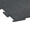 Detailaufnahme der Randausprägung von WARCO-Produkt 6451, Fitness Floor Compact, Format 100 × 100 × 0,8 cm, Farbe Light Blue Speckled.