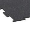 Detailaufnahme der Randausprägung von WARCO-Produkt 6456, Fitness Floor Compact, Format 50 × 50 × 0,8 cm, Farbe Light Red Speckled.