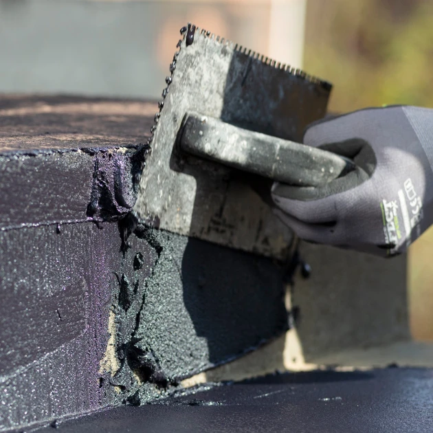 Detailaufnahme der Randausprägung von WARCO-Produkt 0026, ALLESDICHT – Waterproofing Coating, Format 25 kg | 7,6 m², Farbe Grey.