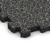 Detailaufnahme der Randausprägung von WARCO-Produkt 5736, Exhibition floor interlocking tile, Format 30,6 x 30,6 x 2 cm | 0,094 m², Farbe Dark Grey Granite.