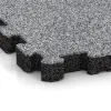 Detailaufnahme der Randausprägung von WARCO-Produkt 4456, Rubber click tile, Format 306 x 306 x 30 mm, Farbe Grey Melange.