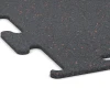 Detailaufnahme der Randausprägung von WARCO-Produkt 3753, Fitness Performance Elite Training Floor, Format 100 x 100 x 1 cm | 1,00 m², Farbe Light Red Speckled.