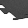 Detailaufnahme der Randausprägung von WARCO-Produkt 3749, Fitness Performance Elite Training Floor, Format 50 x 50 x 1 cm | 0,25 m², Farbe Anthracite.