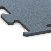 Detailaufnahme der Randausprägung von WARCO-Produkt 6166, Fitness Performance Elite Training Floor, Format 50 x 50 x 1,5 cm | 0,25 m², Farbe Aged silver.