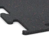 Detailaufnahme der Randausprägung von WARCO-Produkt 3769, Fitness Performance Elite Training Floor, Format 50 x 50 x 1,5 cm | 0,25 m², Farbe Light Red Speckled.