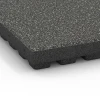 Detailaufnahme der Randausprägung von WARCO-Produkt 6440, Playground safety tile – CFH 210 cm, Format 50 x 50 x 7 cm, Farbe Dark Grey Granite.
