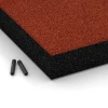 Detailaufnahme der Randausprägung von WARCO-Produkt 6205, Playground Safety Tiles, Format 50 x 50 x 8 cm, Farbe Brick red.