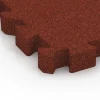 Detailaufnahme der Randausprägung von WARCO-Produkt 6310, Interlocking playground safety tile, Format 50 x 50 x 6 cm | 0,25 m², Farbe Brick red.