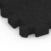 Detailaufnahme der Randausprägung von WARCO-Produkt 6305, Interlocking playground safety tile, Format 50 x 50 x 5 cm | 0,25 m², Farbe Anthracite.