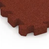 Detailaufnahme der Randausprägung von WARCO-Produkt 6402, Playground Safety Tile – 190 cm, Format 50 x 50 x 5 cm | 0,25 m², Farbe Brick red.