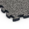 Detailaufnahme der Randausprägung von WARCO-Produkt 6877, Fitness Max Floor System, Format 44,6 x 44,6 × 2,8 cm, Farbe Dark Grey Granite.