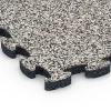 Detailaufnahme der Randausprägung von WARCO-Produkt 6815, Stone Carpet Click Tile, Format 28,9 x 28,9 x 1,8 cm, Farbe Grey Granite.