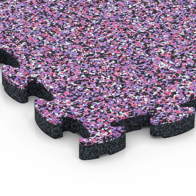 Detailaufnahme der Randausprägung von WARCO-Produkt 6819, Stone Carpet Click Tile, Format 28,9 x 28,9 x 1,8 cm, Farbe Lavender.
