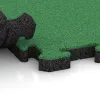 Großaufnahme vom Verbindungssystem von WARCO-Boden 5184 - Pool Decking Tile im Farbdesign May Green. Abmessungen 500 x 500 x 40 mm.