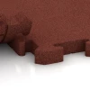 Großaufnahme vom Verbindungssystem von WARCO-Boden 5879 - Outdoor Event Click Tile im Farbdesign Brick red. Abmessungen 500 x 500 x 40 mm.