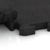Großaufnahme vom Verbindungssystem von WARCO-Boden 4070 - Dog floor tile im Farbdesign Anthracite. Abmessungen 1000 x 1000 x 40 mm.