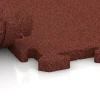 Großaufnahme vom Verbindungssystem von WARCO-Boden 2786 - Dog floor tile im Farbdesign Brick red. Abmessungen 50 x 50 x 3 cm | 0,25 m².