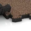 Großaufnahme vom Verbindungssystem von WARCO-Boden 4946 - Edge Tile im Farbdesign Bark & Bast. Abmessungen 500 x 235 x 40 mm.