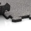 Großaufnahme vom Verbindungssystem von WARCO-Boden 5011 - Corner Tile im Farbdesign Grey Melange. Abmessungen 485 x 485 x 30 mm.