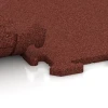 Großaufnahme vom Verbindungssystem von WARCO-Boden 3954 - Dog floor tile im Farbdesign Brick red. Abmessungen 100 x 100 x 1,8 cm | 1,00 m².