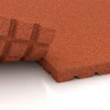 Großaufnahme vom Verbindungssystem von WARCO-Boden 3641 - Stable mat HD im Farbdesign Brick red. Abmessungen 100 x 100 x 4 cm.