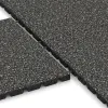 Großaufnahme vom Verbindungssystem von WARCO-Boden 5331 - Playground safety tile im Farbdesign Dark Grey Granite. Abmessungen 500 x 500 x 30 mm.