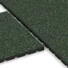 Großaufnahme vom Verbindungssystem von WARCO-Boden 5330 - Playground safety tile im Farbdesign English Lawn. Abmessungen 500 x 500 x 30 mm.