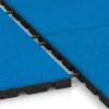 Großaufnahme vom Verbindungssystem von WARCO-Boden 0541 - Playground safety tile im Farbdesign Sky Blue. Abmessungen 500 x 500 x 30 mm.