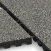Großaufnahme vom Verbindungssystem von WARCO-Boden 5356 - Playground safety tile im Farbdesign Gray Granite. Abmessungen 500 x 500 x 50 mm.