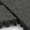 Großaufnahme vom Verbindungssystem von WARCO-Boden 3710 - Playground safety tile im Farbdesign Dark Grey Granite. Abmessungen 500 x 500 x 100 mm.