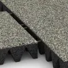 Großaufnahme vom Verbindungssystem von WARCO-Boden 5645 - Playground Safety Tile 10 cm - EN 1177 ≤ 300 cm im Farbdesign Light Granite. Abmessungen 500 x 500 x 100 mm.