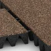 Großaufnahme vom Verbindungssystem von WARCO-Boden 3711 - Playground safety tile im Farbdesign Bark & Bast. Abmessungen 500 x 500 x 100 mm.