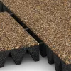 Großaufnahme vom Verbindungssystem von WARCO-Boden 3702 - Playground safety tile im Farbdesign Rattan Lounge. Abmessungen 500 x 500 x 100 mm.