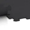 Großaufnahme vom Verbindungssystem von WARCO-Boden 1048 - Stair covering im Farbdesign Matte Anthracite. Abmessungen 970 x 970 x 8 mm.